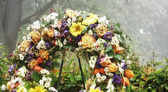 Pompöser Trauerkranz auf einem Gestell für Trauerfeier im Restaurant nahe Berlin in Philippsthal.