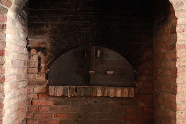 Historischer Steinofen aus rotem Backstein, in dem die Gänse im Restaurant Philippsthal braten