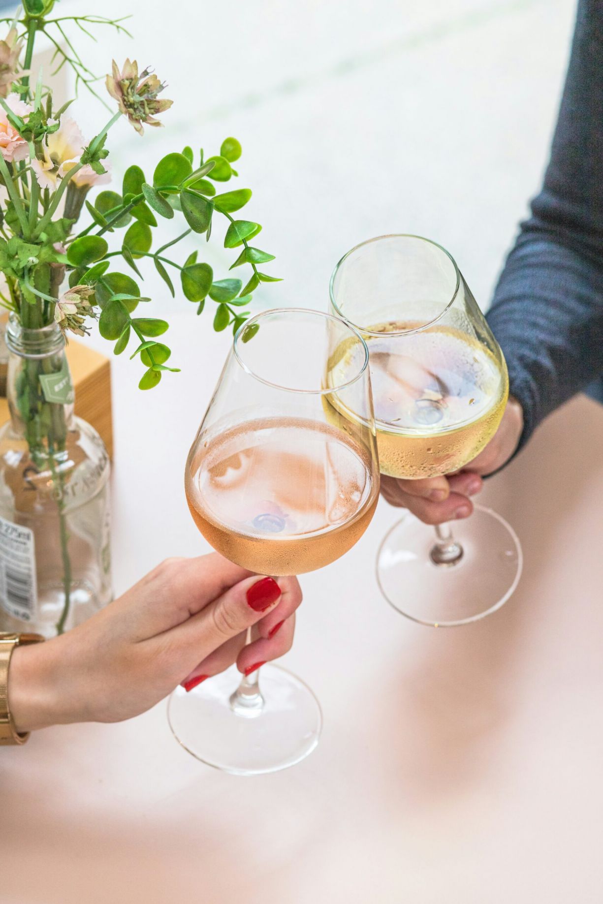 Weißweinkarte - männliche und weibliche Hand je ein Glas Weißwein, sie stoßen an.